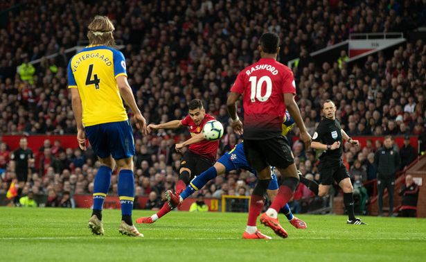  伯恩利主场顽强逼平曼联，保级信心大增  